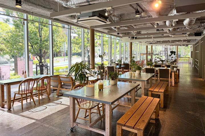 キャロットケーキが人気♪緑が揺れるガラス張りのカフェで癒されて。大崎「カフェ&ホール アワーズ」