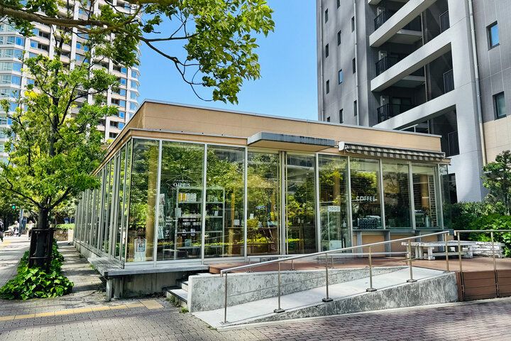 キャロットケーキが人気♪緑が揺れるガラス張りのカフェで癒されて。大崎「カフェ&ホール アワーズ」