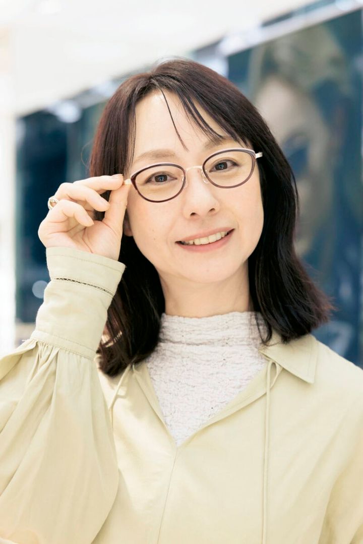 老眼鏡をかける40代