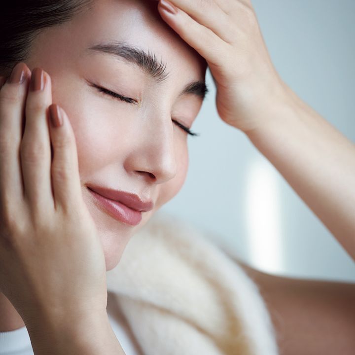 先行乳液でスキンケアしているイメージ