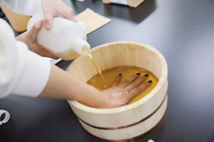 ピュアセリシンのTM原液に手を浸す贅沢な実験