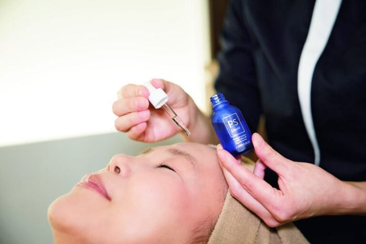 エステティシャンのハンドマッサージ