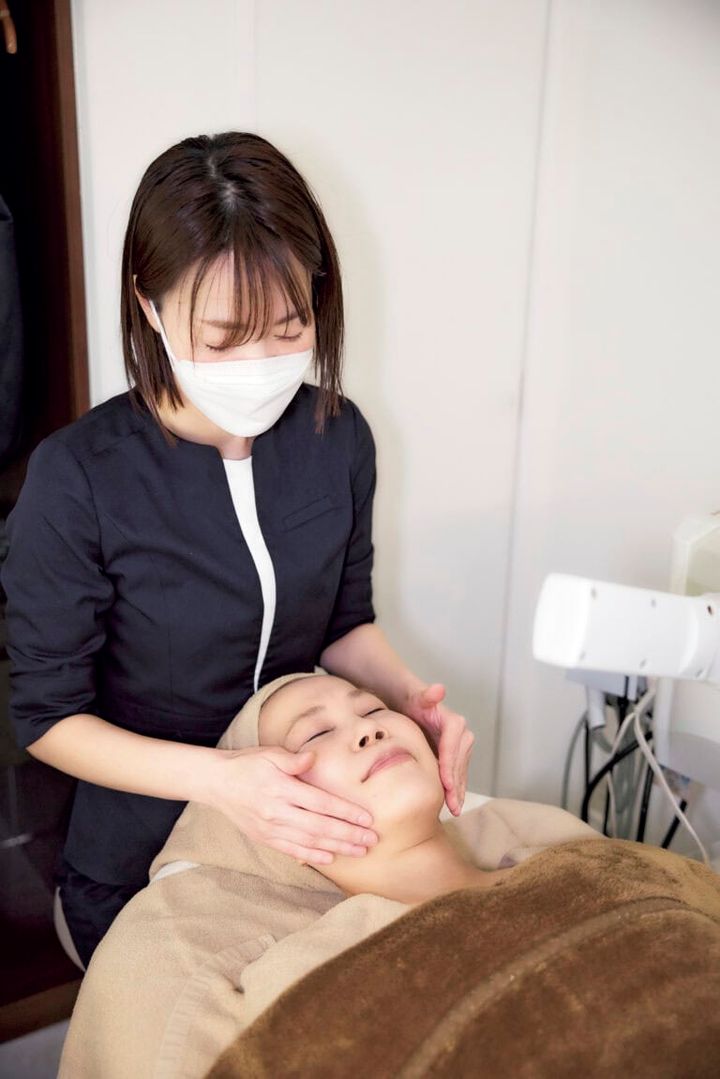 エステティシャンのハンドマッサージ