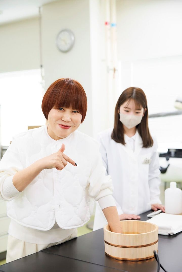 ピュアセリシンのTM原液に手を浸す贅沢な実験