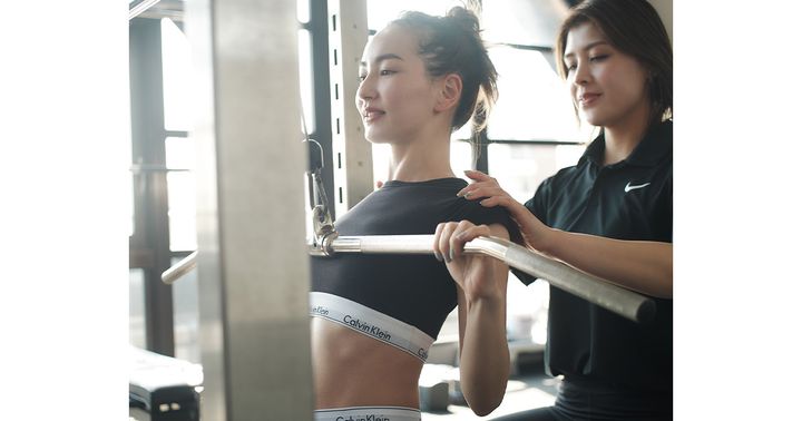 パーソナルジムでトレーニングをする辻元舞さんとトレーナーさん
