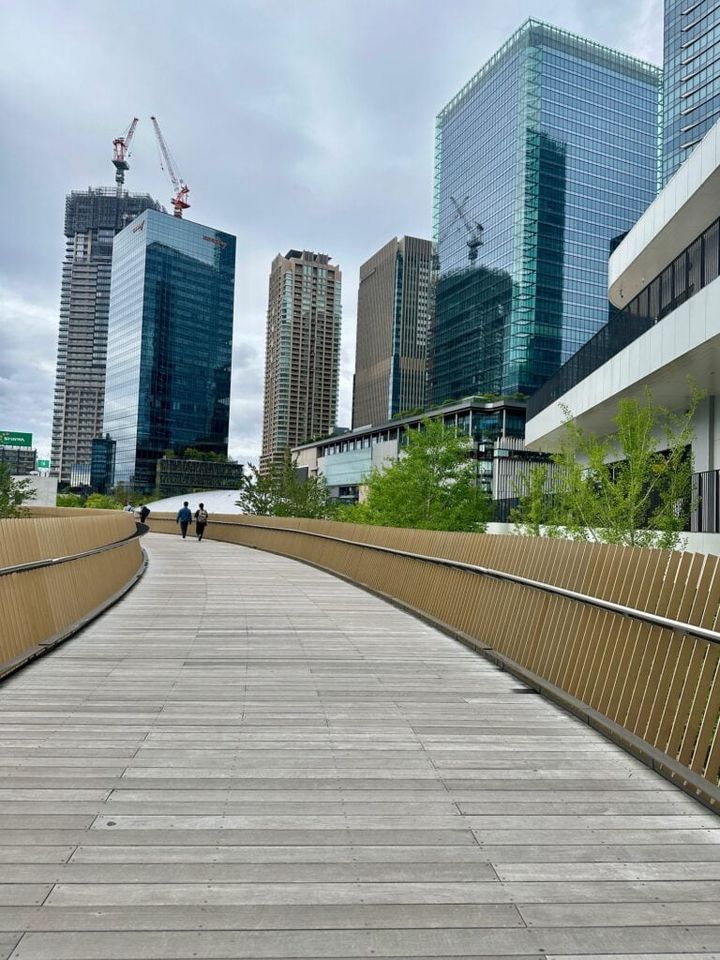 大阪駅前の工事中の道