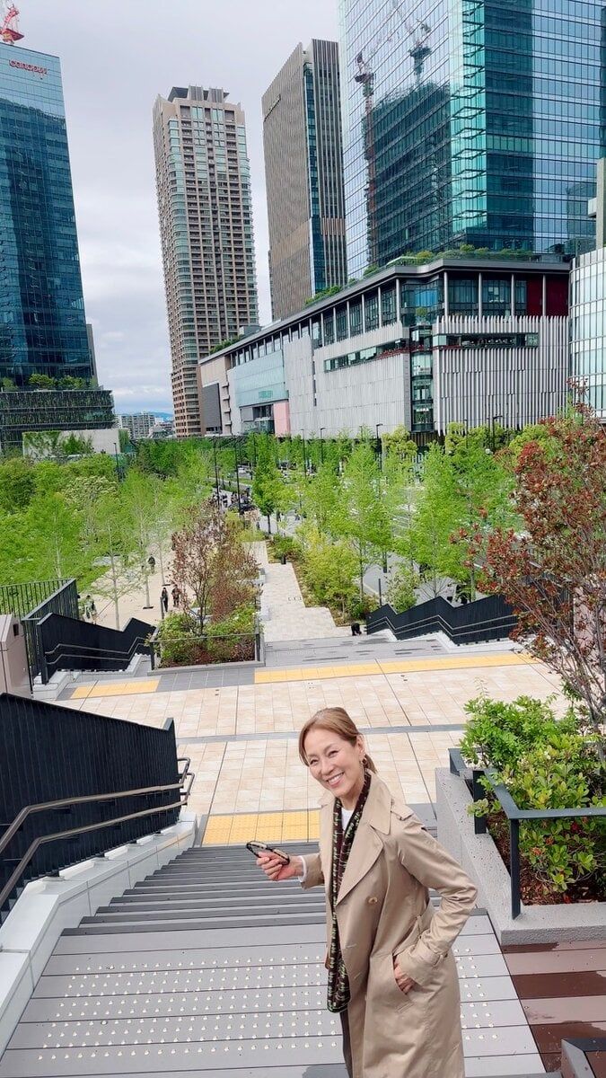 「うめきたグリーンプレイス」を歩くTOMOKO SHINOBEさん