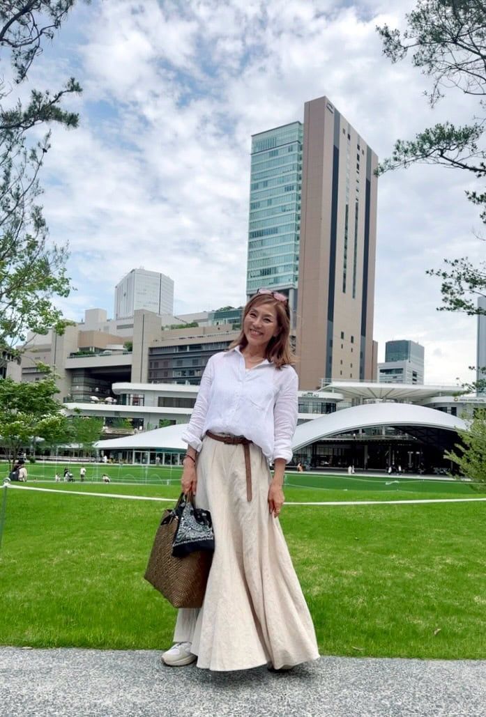 うめきた広場に立つTOMOKO SHINOBEさん