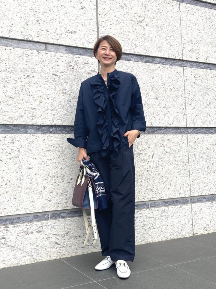 初夏は「エルメス」のホワイトシューズで軽やかに！ネイビーコーデを華やかにする着こなしや小物使いにも注目！