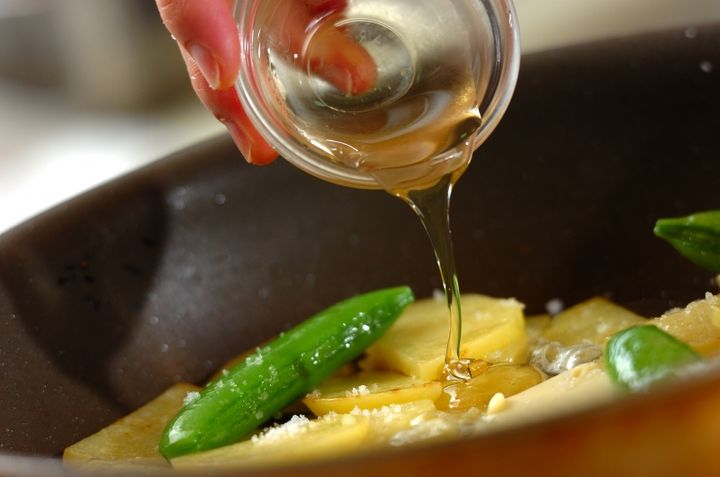 スナップエンドウとジャガイモのハチミツバター炒めの作り方2