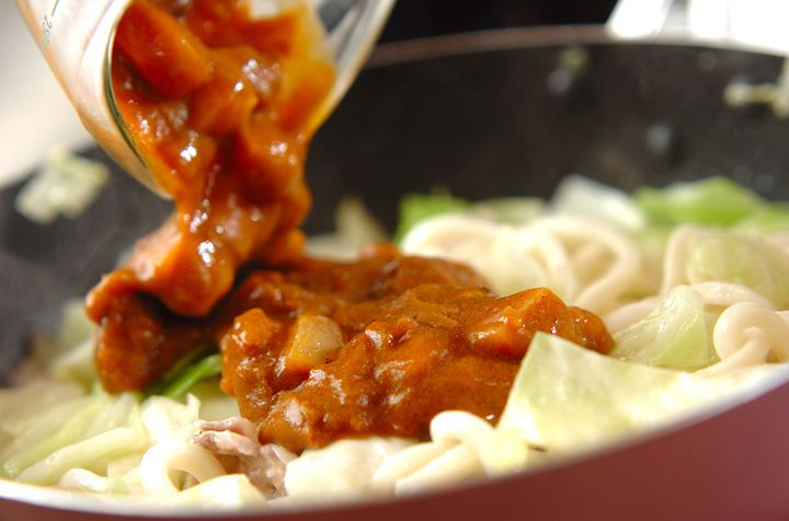 残ったカレーでリメイク！焼きカレーうどん by 横田 真未さんの作り方2