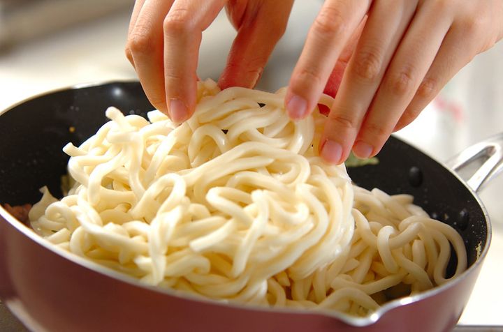 残ったカレーでリメイク！焼きカレーうどん by 横田 真未さんの作り方1