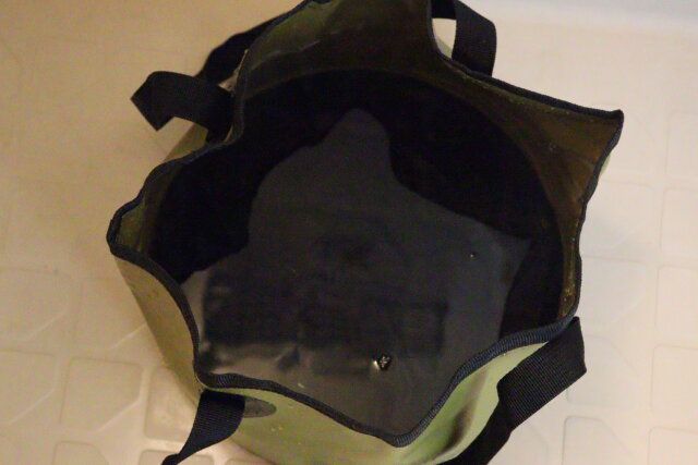 ダイソーの水を入れてもへたらないポータブルバケツ（袋付）