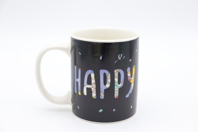 ダイソーの仕掛け付きマジックマグカップ（バースデー、約360mL）