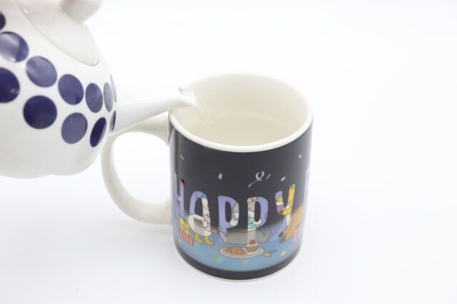 ダイソーの絵柄が変わるマジックマグカップ（バースデー、約360mL）