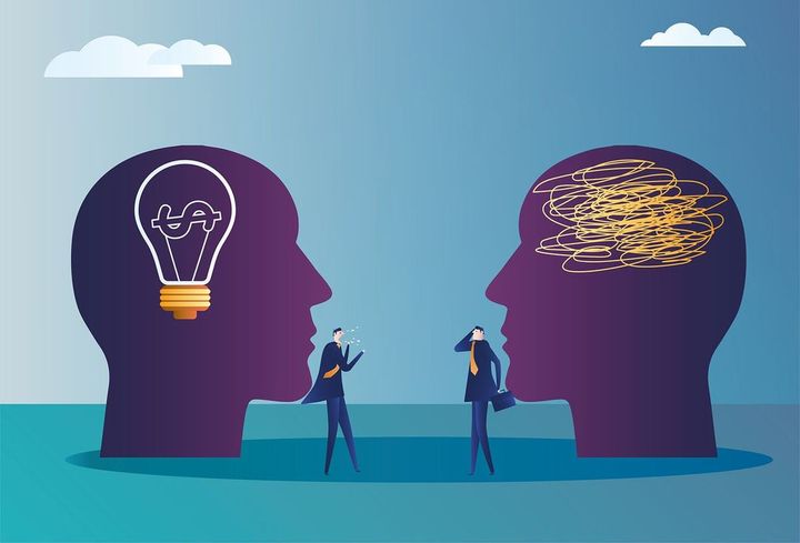 混乱した脳と賢い脳のイメージ