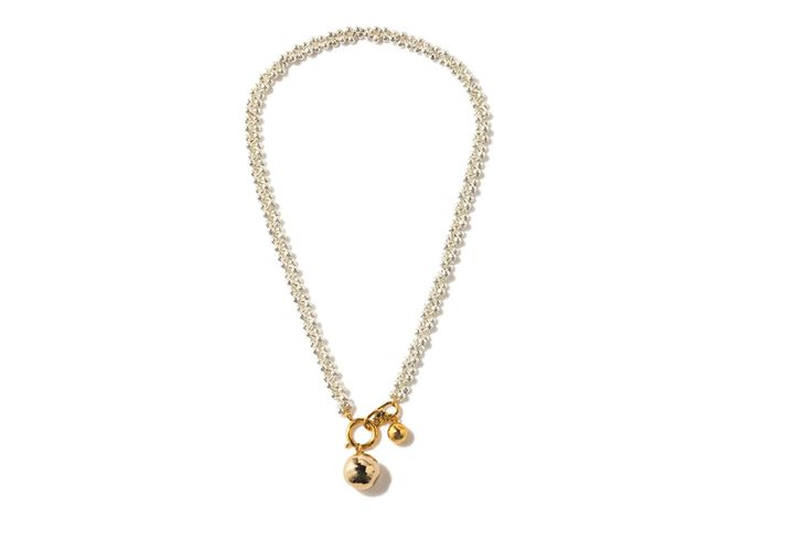 ペンダントトップからチェーンまでザクロがモチーフの新作ネックレス。