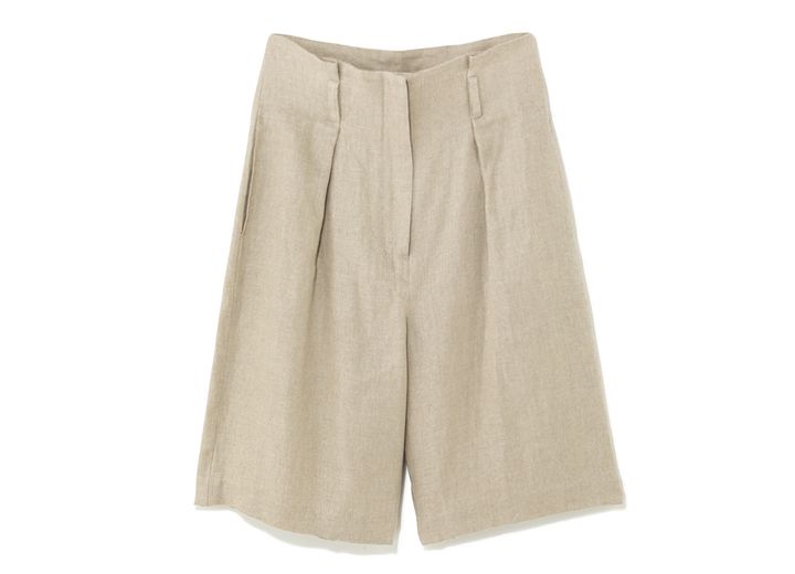 リラックス感と気品が同居する、大人のための洗練ハーフパンツ。