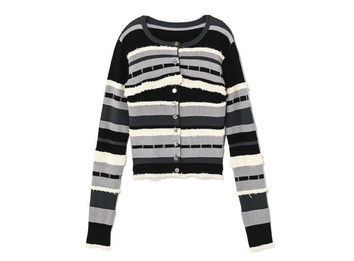 立体的なボーダー柄が目を引くニットカーディガン。