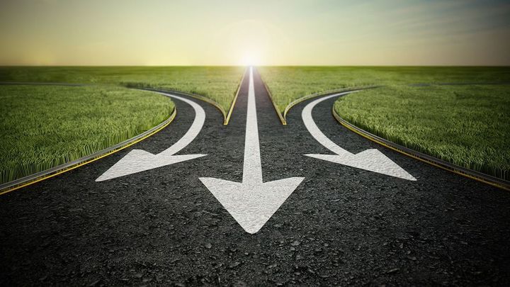 3つに分かれている道路上に3本の矢印がある