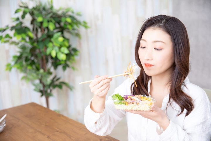 コンビニのサラダを食べるときの注意点は？