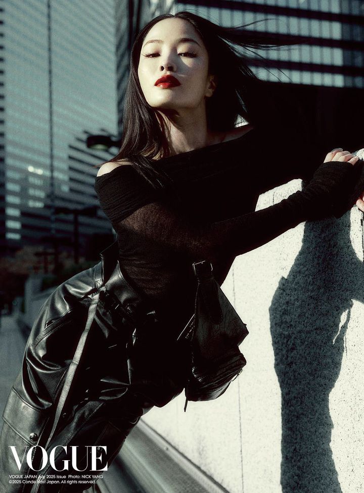 TOKYO VIBE<br /> Photographed in central Tokyo, Sawai wears a sheer wool knit and loose-fitting leather pants from Dior, in a look inspired by the silhouette of the maison’s archive coats. Knit ¥300,000 Leather Pants ¥1,300,000 “Ground Tour”Bag ¥760,000／All by Dior