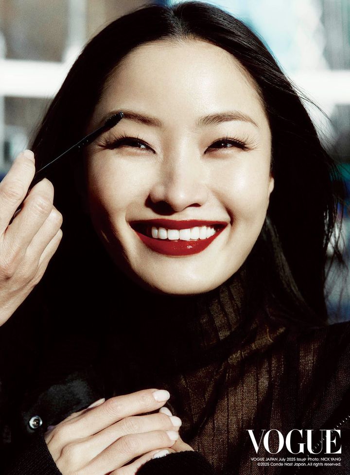 THE SAWAI SMILE<br /> Sawai smiles broadly and often. “Smile is my favourite word!” she said. “I like words that make me feel a little happy.” Knitwear ¥230,000／DIOR