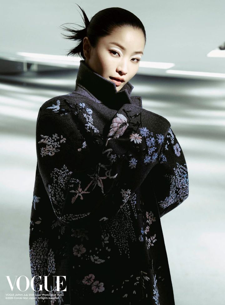 FLORAL HIT<br /> Paying homage to Monsieur Dior, a famed nature lover, this luxurious coat is embroidered with a garden’s worth of flowers. Coat ¥2,800,000／DIOR