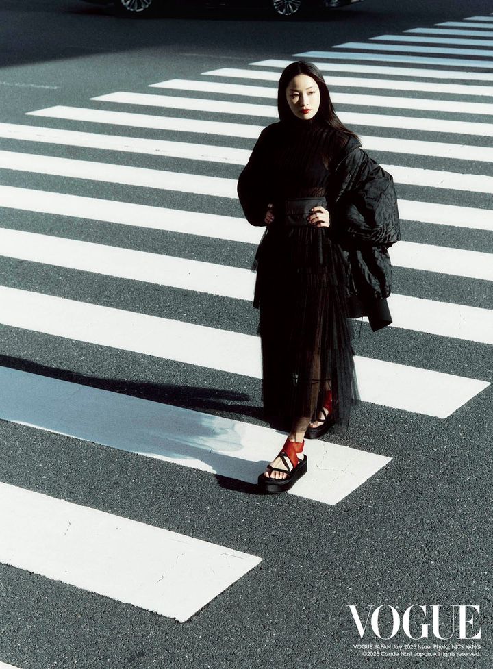 EMPOWERMENT THROUGH CLOTHING<br /> Sawai is a Japanese actress for a new era, and a natural fit for Maria Grazia Chiuri’s modern vision for Dior. The women’s creative director seeks to “empower women with comfortable clothes that fit into their daily lives.” Here, Sawai wears a loose-fitting coat inspired by a Dior coat designed by Monsieur Dior. Coat, ¥1,005,000 Knitwear worn underneath, ¥230,000 Skirt, ¥870,000 Belt, reference only ‘Dior Shade’ sandals (color reference only), ¥150,000／All by DIOR