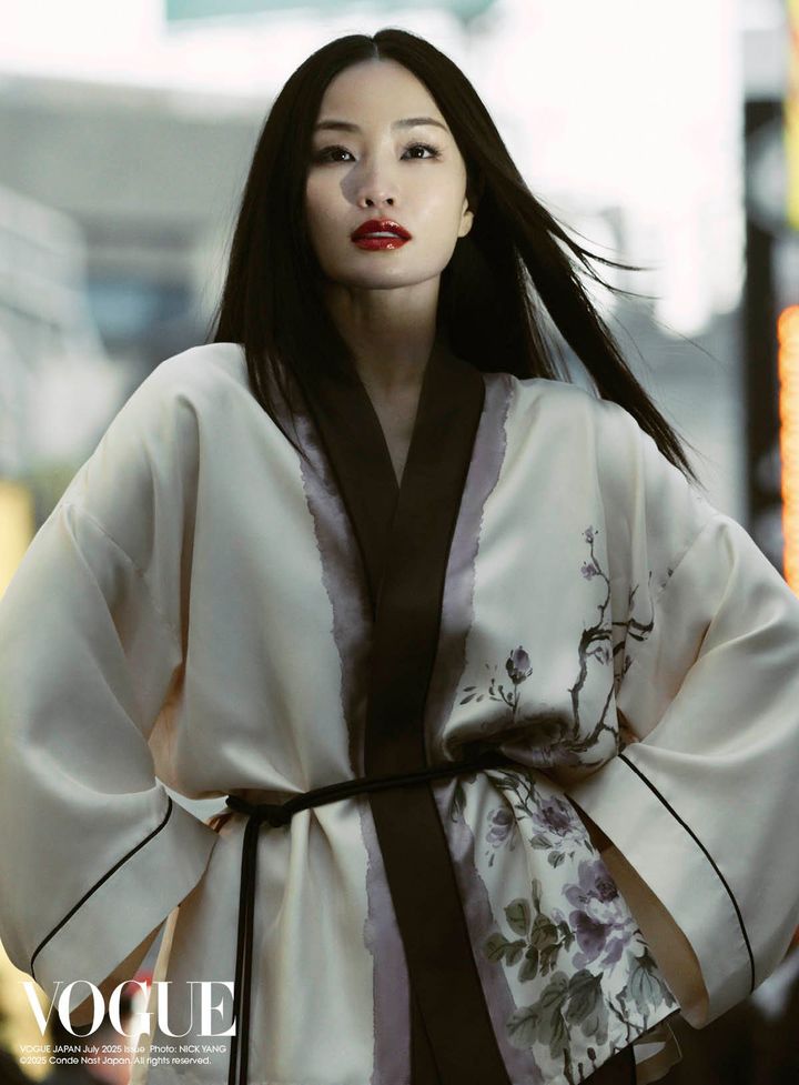 KIMONO CHARM<br /> Sawai wears a silk jacket and pants, both with a peony design. The kimono-style jacket is a reinterpretation of the ‘Dior Palto’ that Monsieur Dior introduced in Japan in the 1957 Fall/Winter collection. Jacket with belt, ¥750,000 Pants ¥570,000／Both DIOR