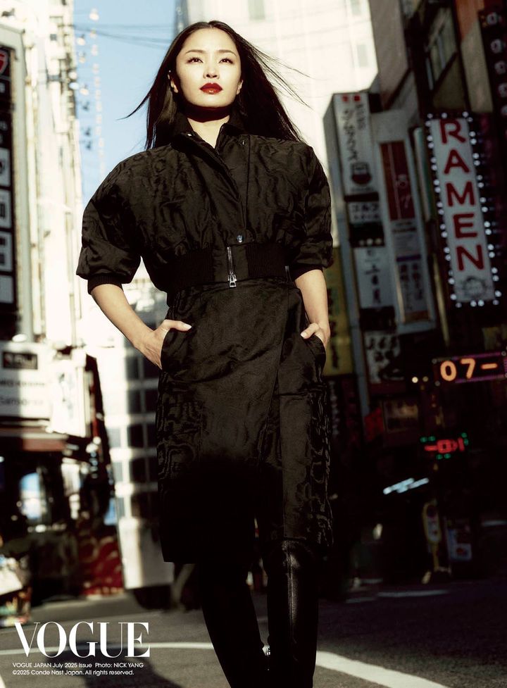 AN EASTERN HOMAGE<br /> Sawai wears a jacket and Bermuda shorts with an elaborate moiré finish. The stand-up collar pays homage to a coat design from Dior’s archive. Jacket, ¥640,000 Pants, ¥410,000 Shoes, reference only／All by DIOR