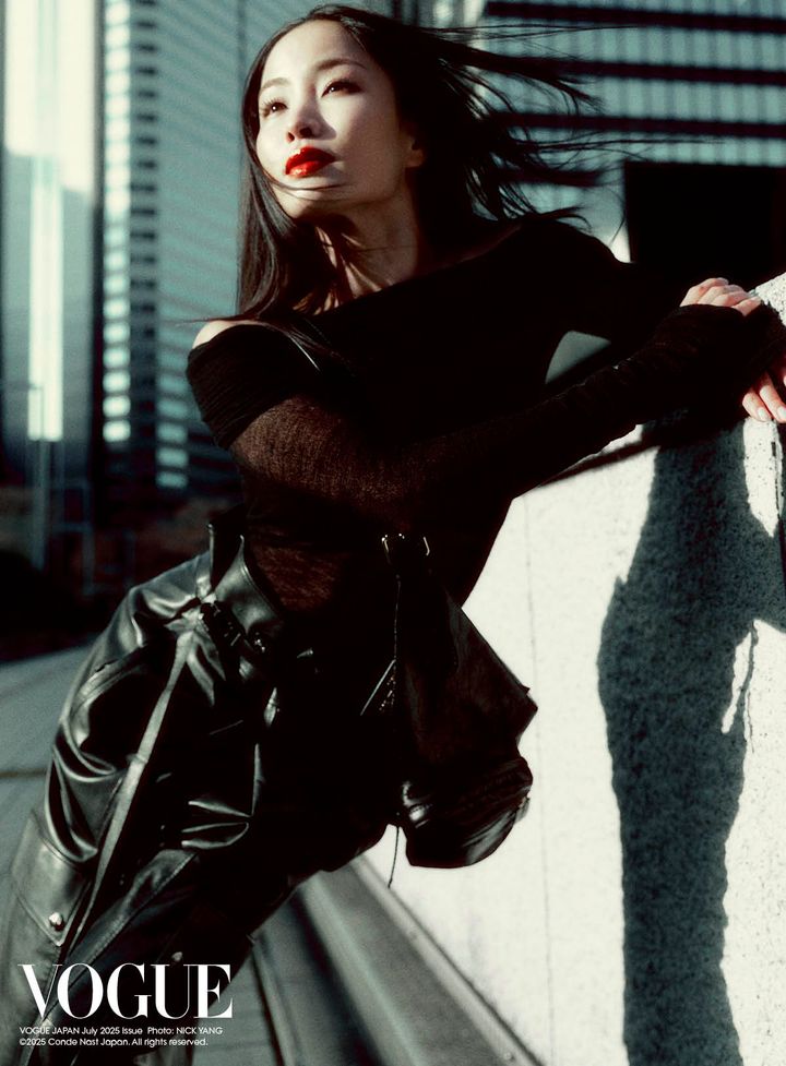 ニット ¥300,000 カーフレザーのパンツ ¥1,300,000 「グラン トゥール」バッグ ¥760,000／ すべてDIOR（クリスチャン ディオール）