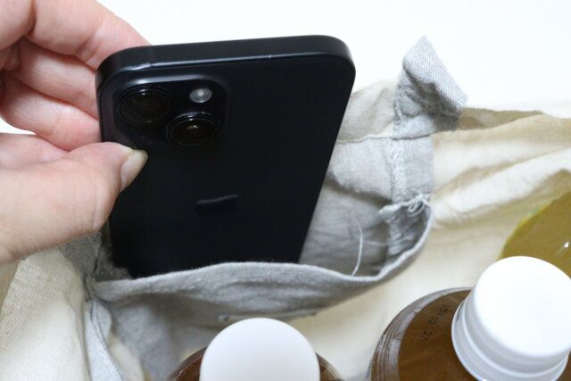 ダイソーのトラベルポケッタブルコットン混トート（グレー・青）の内ポケット