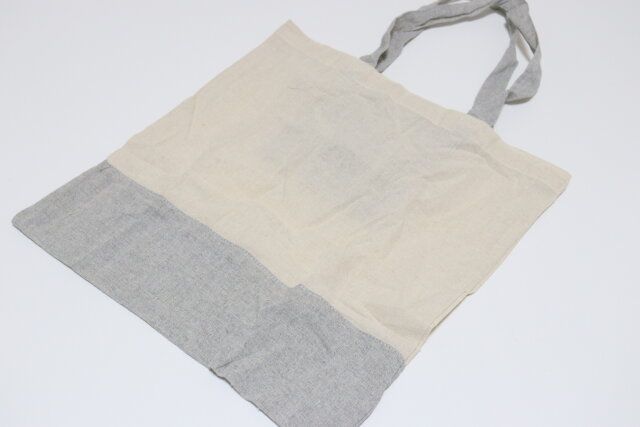 ダイソーのトラベルポケッタブルコットン混トート（グレー・青）