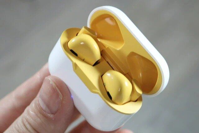 ダイソーの完全ワイヤレスイヤホン（TWS005、ホワイト＆オレンジ）