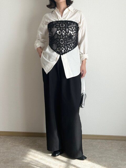 シャツの上に重ねてビスチェ風に