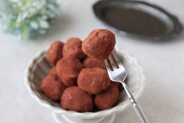 フォークに刺してある一口チョコ餅