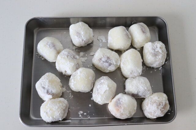 求肥が熱い内に手早く生チョコマシュマロを包んでいく。