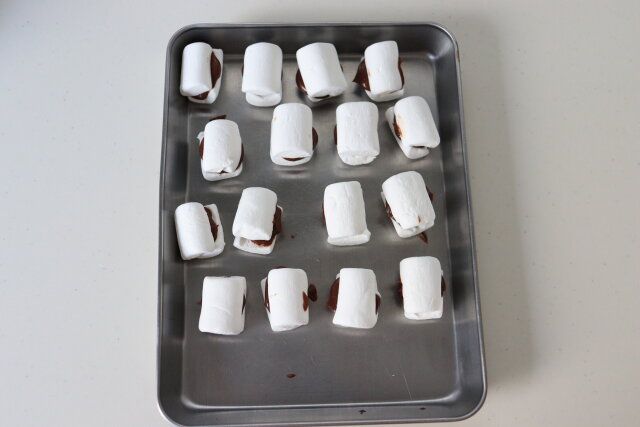 もう半分のマシュマロを被せてサンドする。