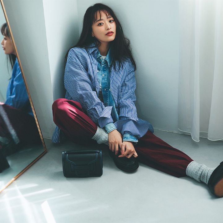 デニムシャツとブルーのストライプシャツをレイヤードしてカジュアルパンツを合わせた近藤千尋さんの着こなし