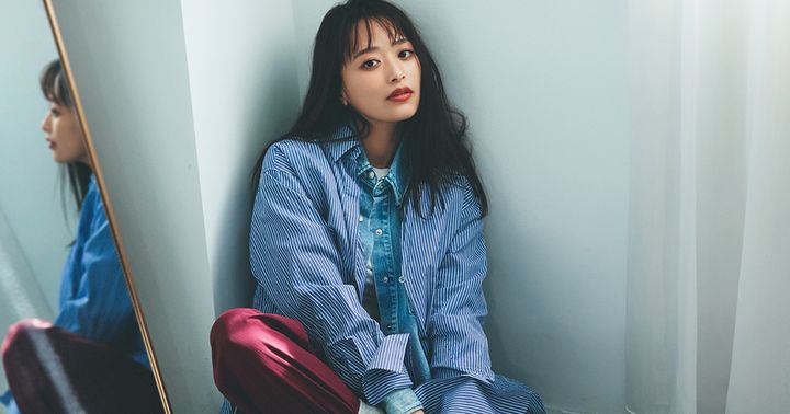 デニムシャツとストライプシャツをレイヤードした近藤千尋さんの着こなし