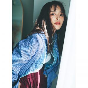 シャツの重ね着をした近藤千尋さん