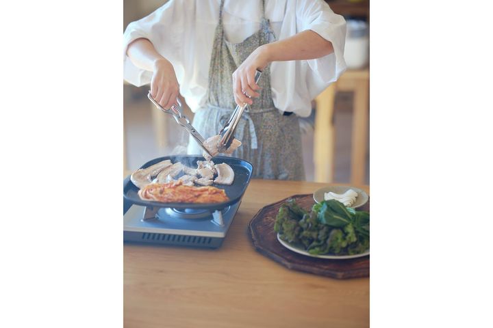 肉をハサミでカットする