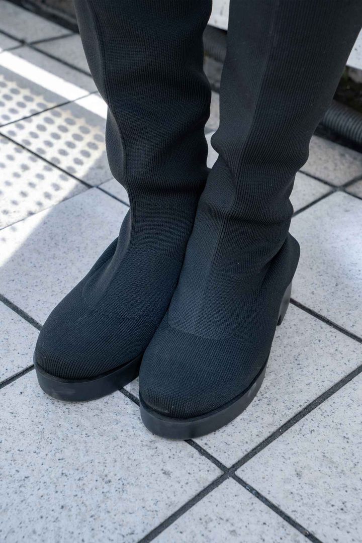 画像5: 甘めのコーデを際立たせる、クールなアイテムがポイント！