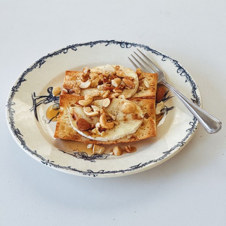 “甘じょっぱい”がクセになるカマンベールナッツのタルティーヌの簡単レシピ【パン好きなsumire.のバゲットサンドのレシピ vol.41 〜レシピで旅するヨーロッパ〜】