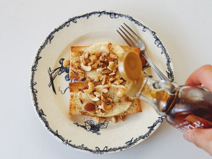 “甘じょっぱい”がクセになるカマンベールナッツのタルティーヌの簡単レシピ【パン好きなsumire.のバゲットサンドのレシピ vol.41 〜レシピで旅するヨーロッパ〜】