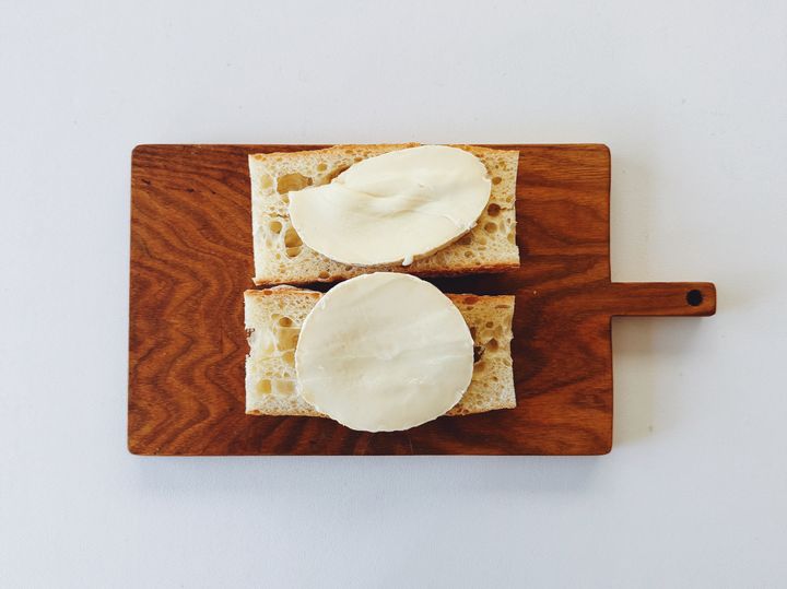 “甘じょっぱい”がクセになるカマンベールナッツのタルティーヌの簡単レシピ【パン好きなsumire.のバゲットサンドのレシピ vol.41 〜レシピで旅するヨーロッパ〜】