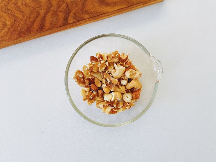 “甘じょっぱい”がクセになるカマンベールナッツのタルティーヌの簡単レシピ【パン好きなsumire.のバゲットサンドのレシピ vol.41 〜レシピで旅するヨーロッパ〜】