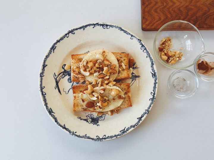 “甘じょっぱい”がクセになるカマンベールナッツのタルティーヌの簡単レシピ【パン好きなsumire.のバゲットサンドのレシピ vol.41 〜レシピで旅するヨーロッパ〜】