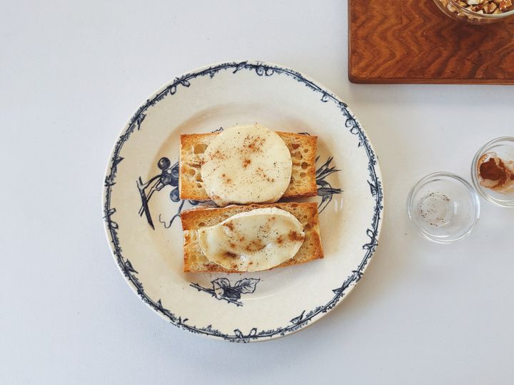 “甘じょっぱい”がクセになるカマンベールナッツのタルティーヌの簡単レシピ【パン好きなsumire.のバゲットサンドのレシピ vol.41 〜レシピで旅するヨーロッパ〜】